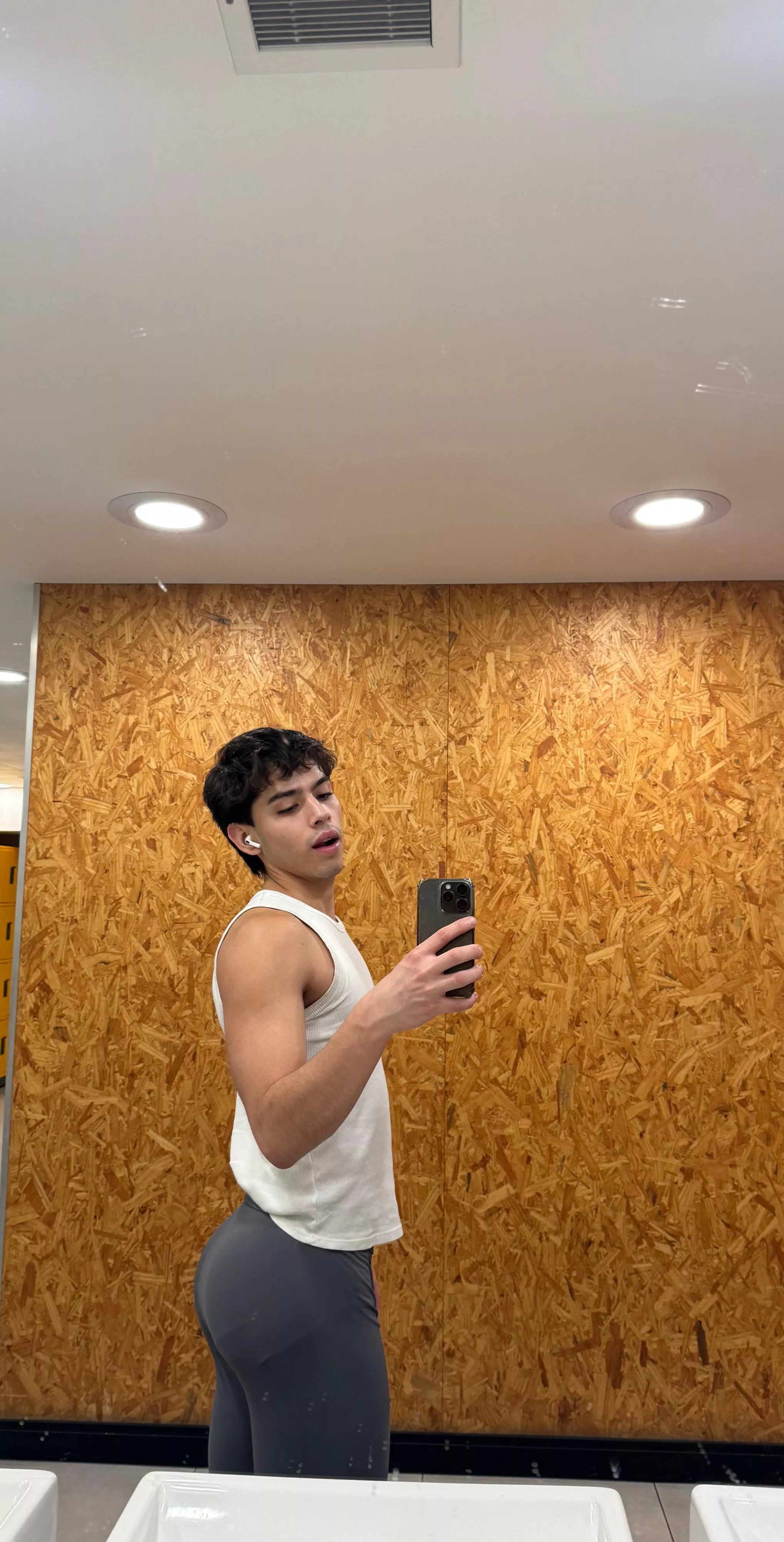 The mirror of the gym did see me without pants🙈😈🥵