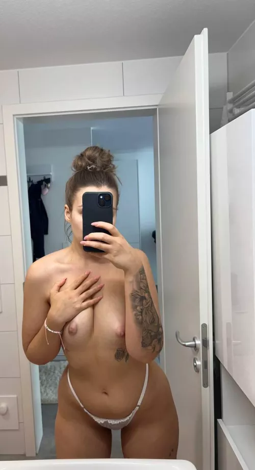 A flat girl asked you out on a date, do you agree?