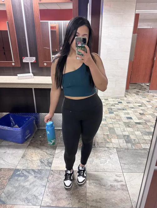 Can someone spot me at the gym? 🥺