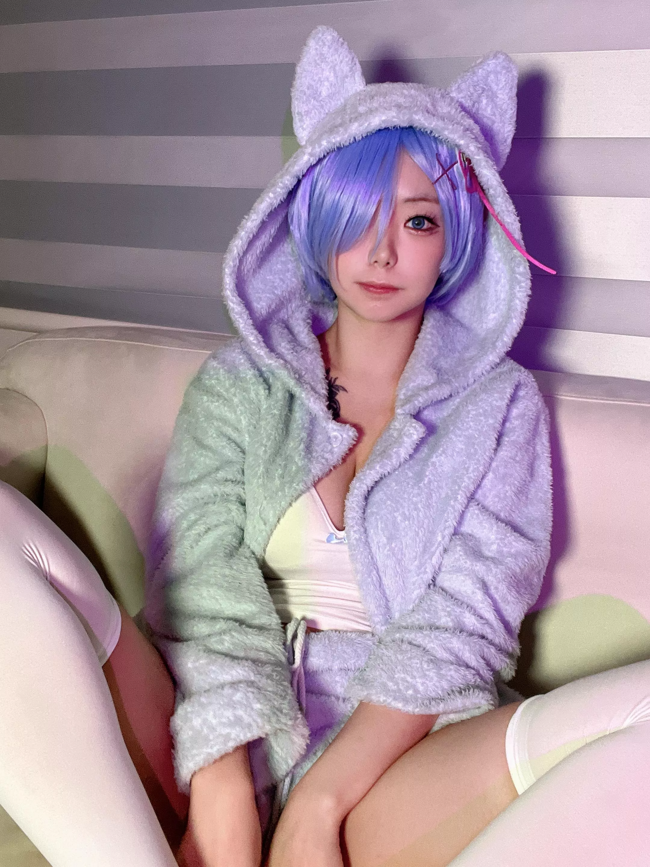 Can we start the weekend with cuddles pretty please?  ^^ 