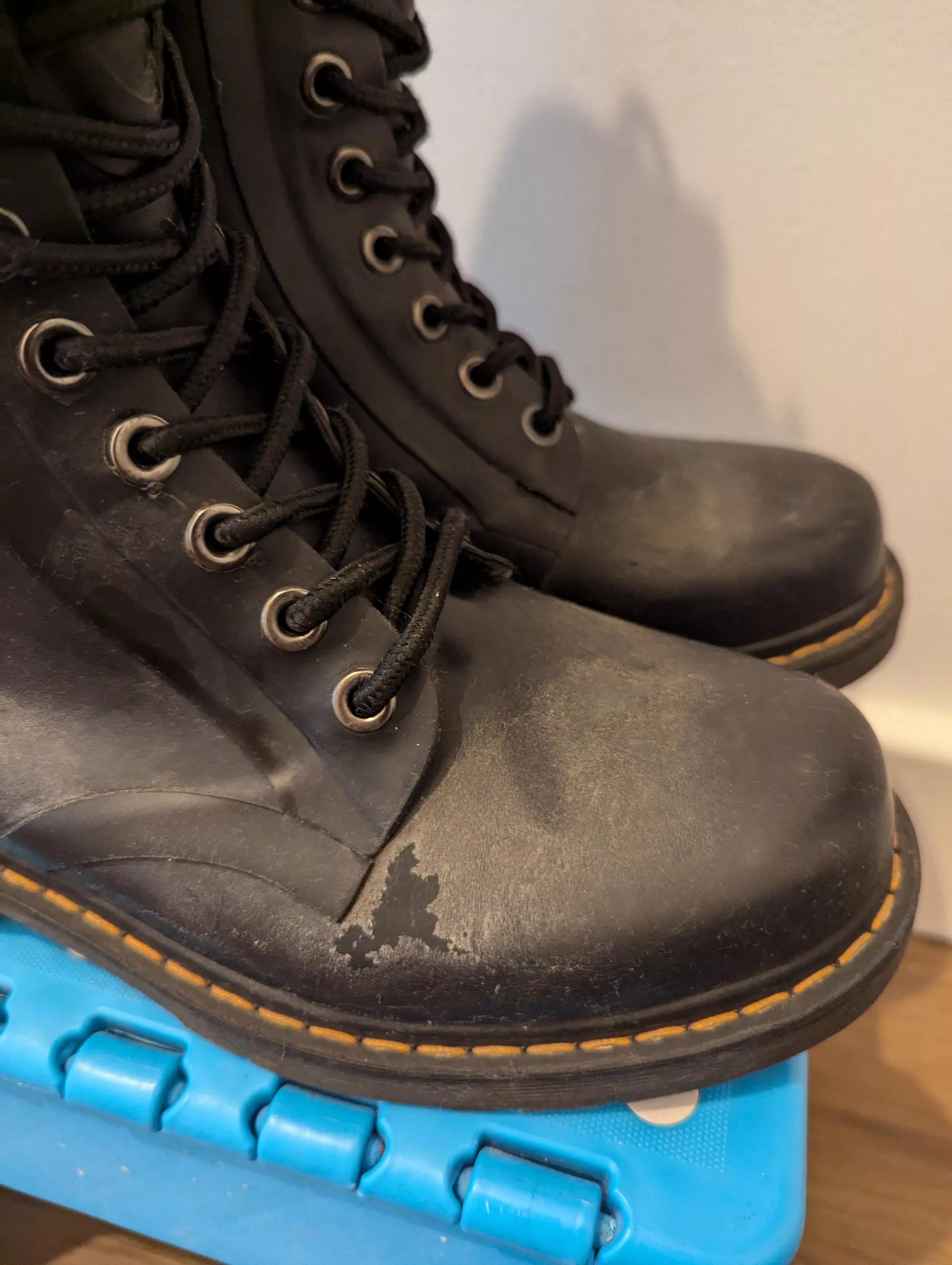 Cleaning tips to remove the white cast on my rubber boots 🙏🏼