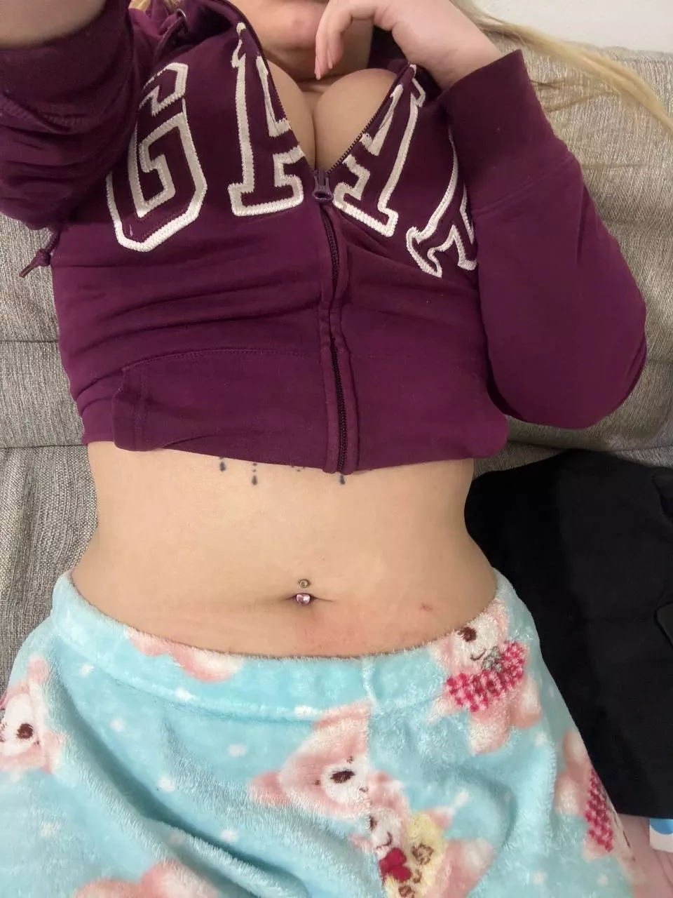 First pass your tongue or put your finger un?