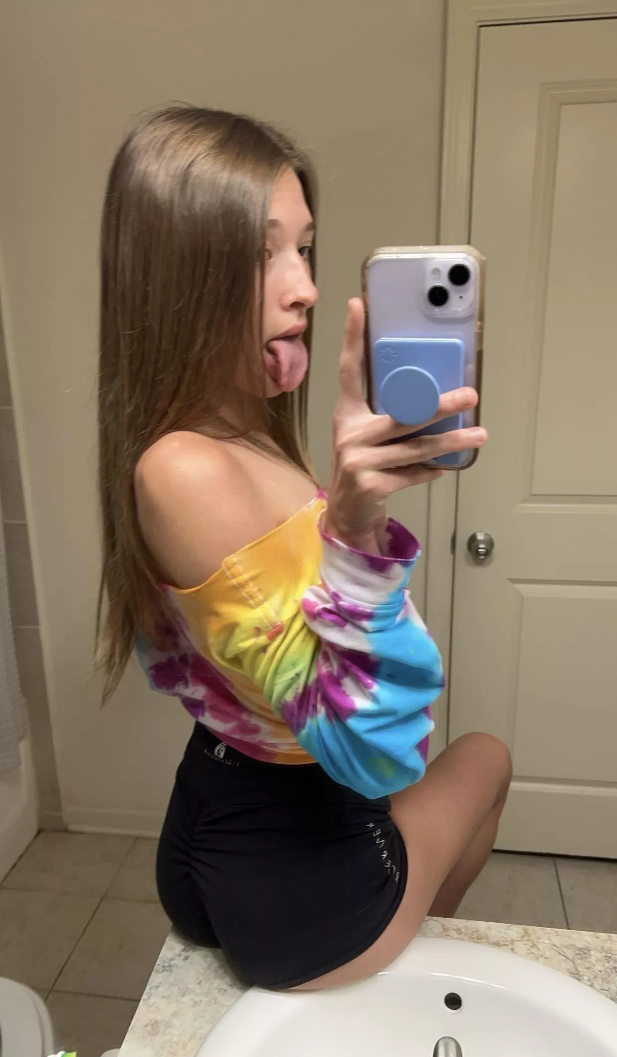 I love taking mirror pics😝