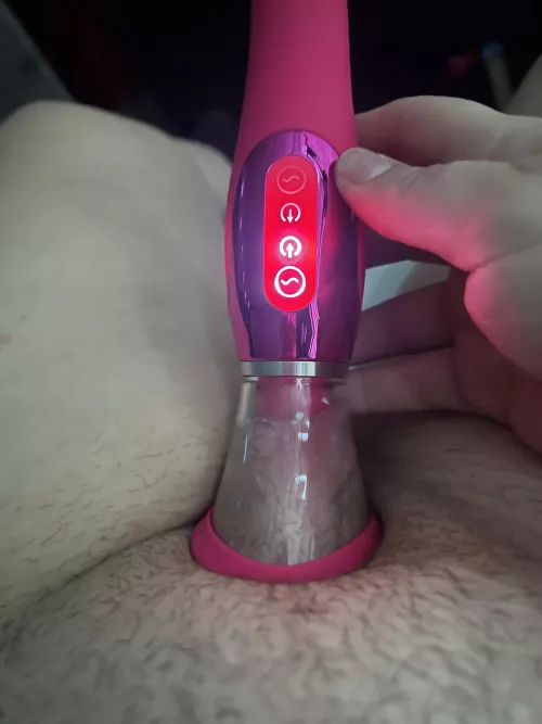 pumping my clit for the first time [f]