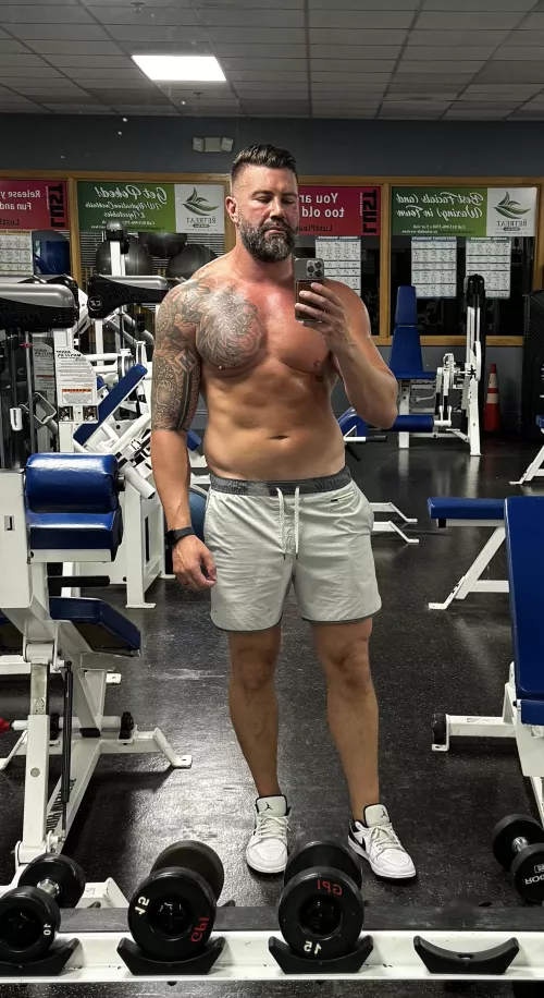 [44] mix between dad bod and former athlete 😜