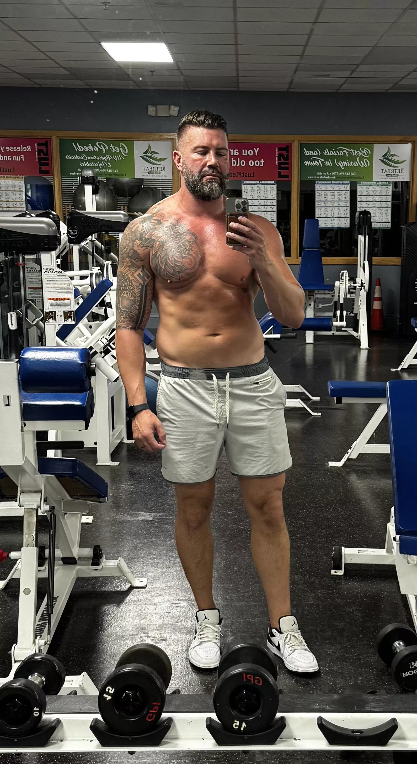 [44] mix between dad bod and former athlete 😜