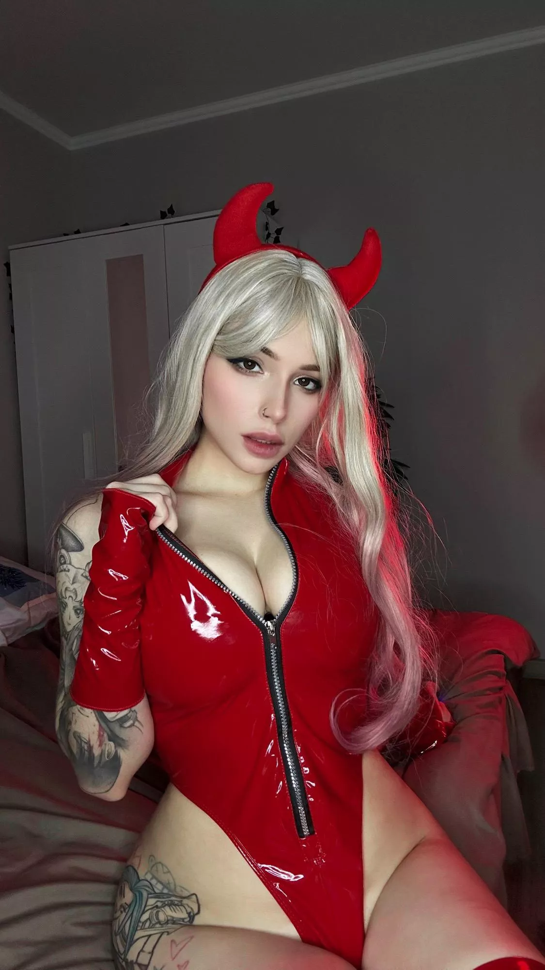 does red latex look sexy?
yes/no