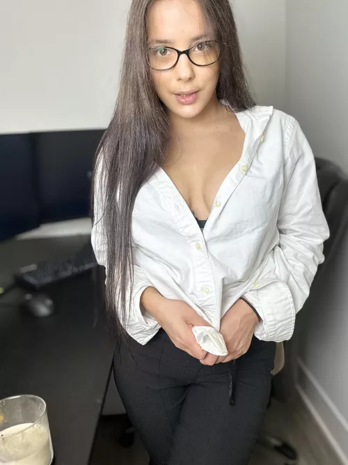 Have you ever dreamed of embodying your fetishes on your secretary?