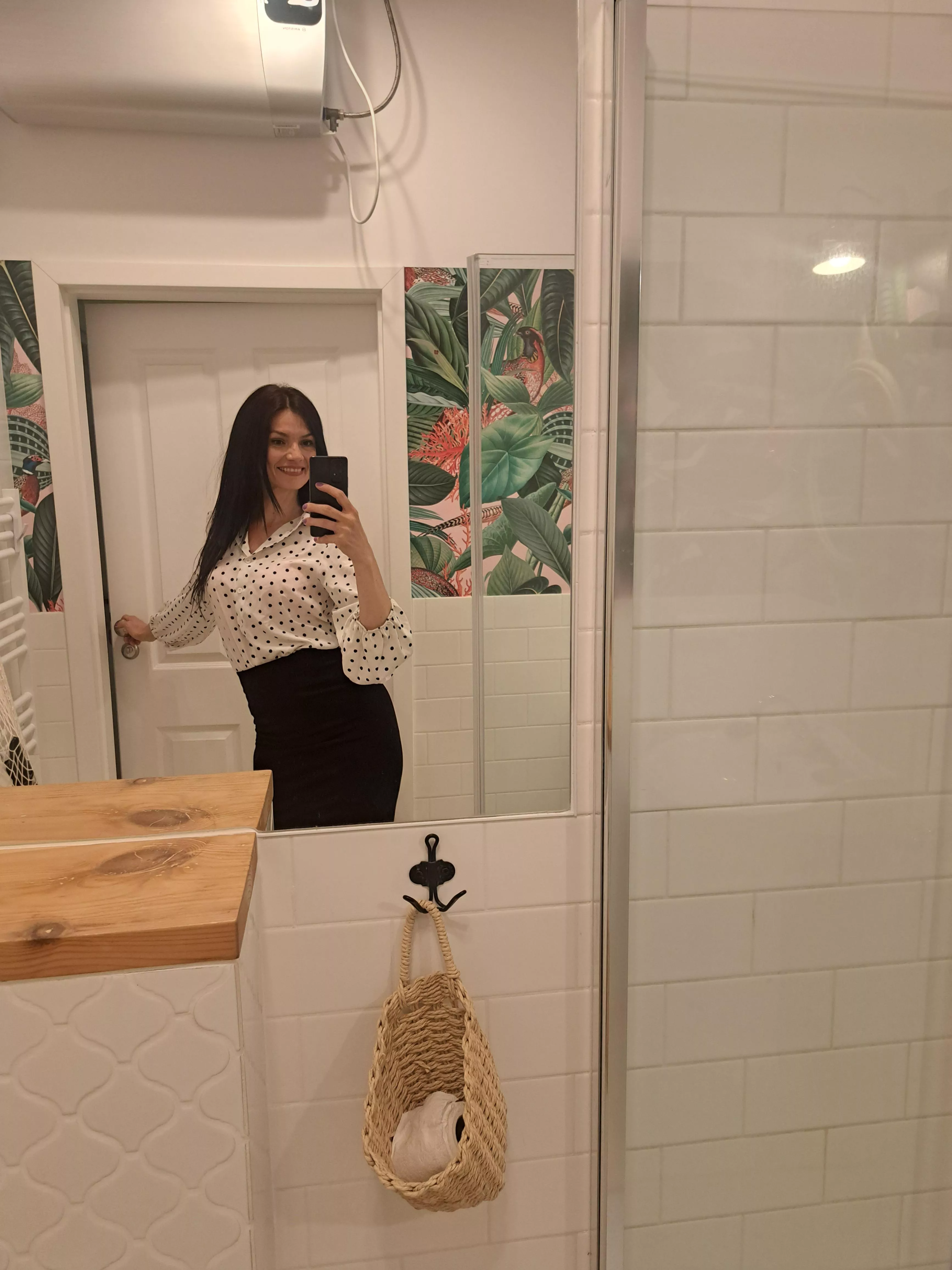 Pencil skirts are my fav 🖤 (f36)