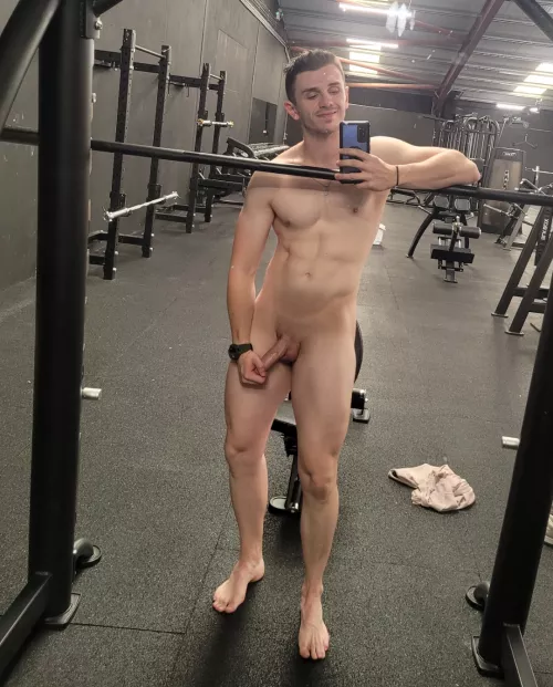 Perks of an empty gym = Good Lighting 😏💪