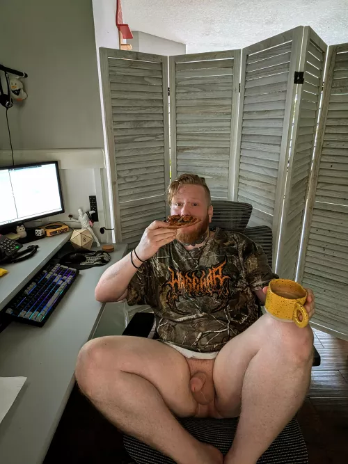 Two double shots of espresso and cold pizza from last night, happy Monday loves. 