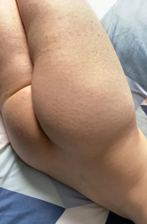 Who loves young fat asses ?