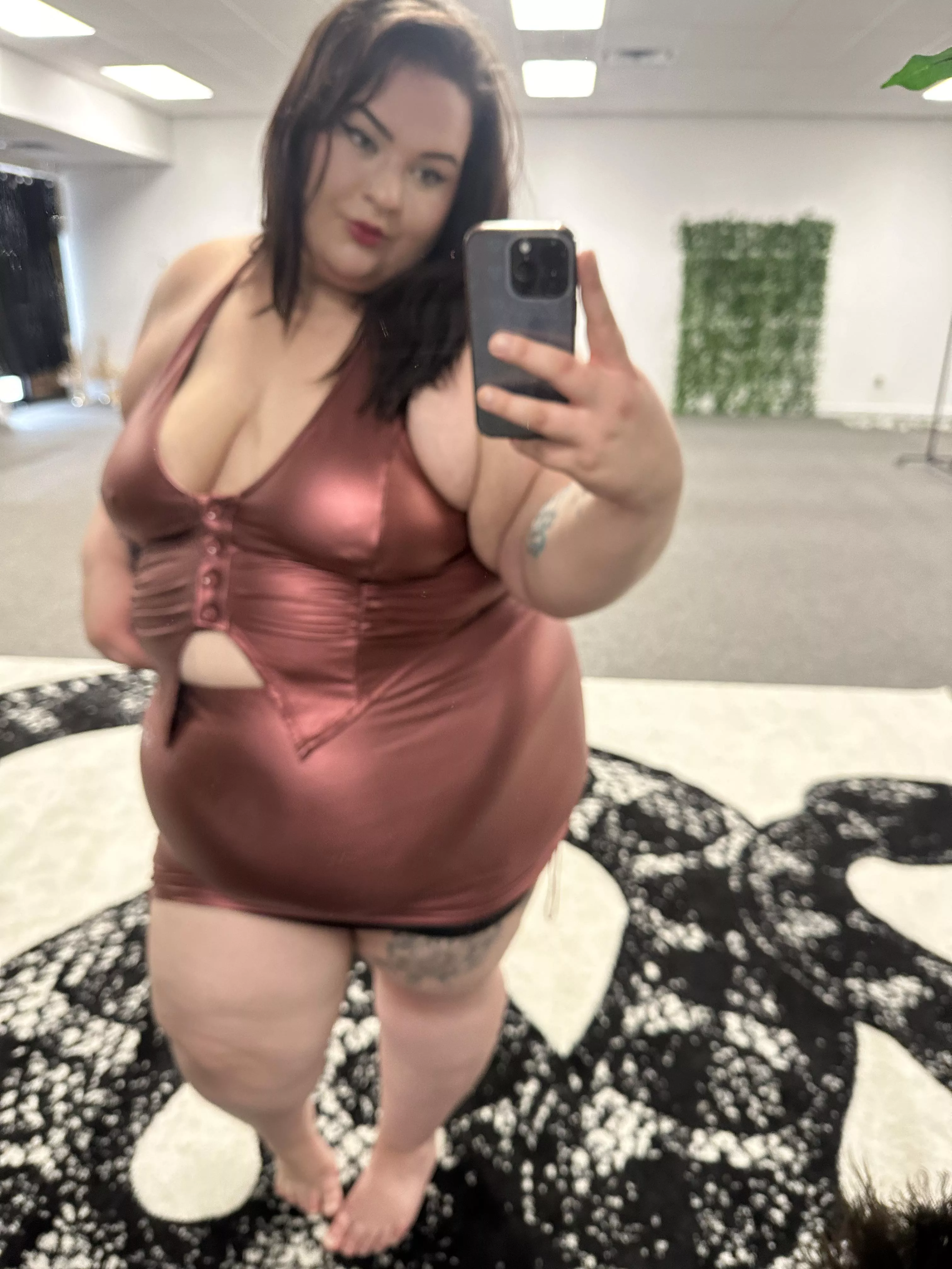 This outfit shows off all my curves 🥺🥰