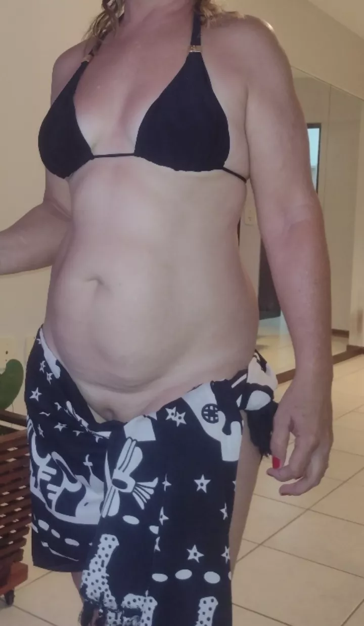 Today I'm going to the beach just wearing a sarong, I have to be careful not to let my pussy show