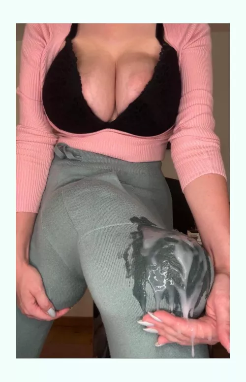 Uf my full of sperm horsecock can't hold it anymore what will you do?💦🥵