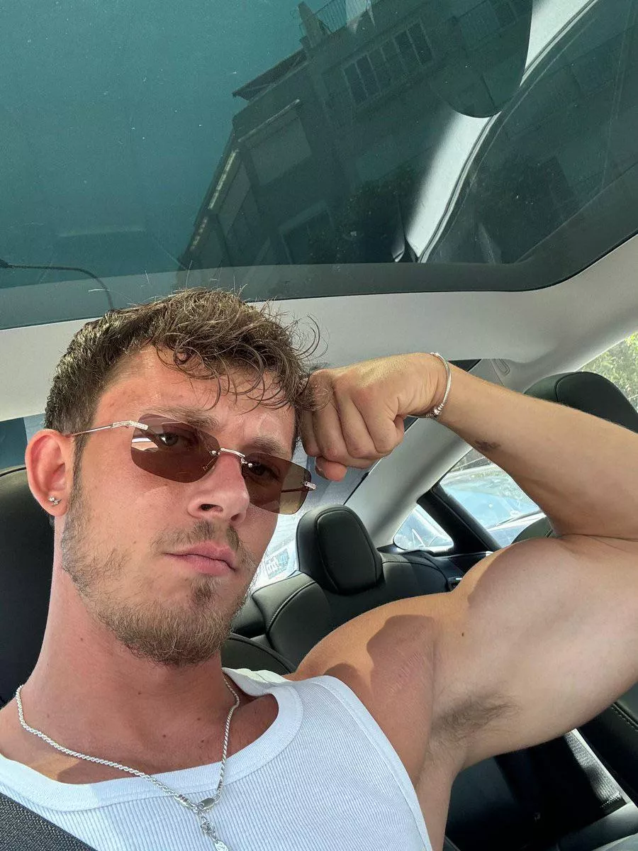 Your pit god is here piggy start sniffing