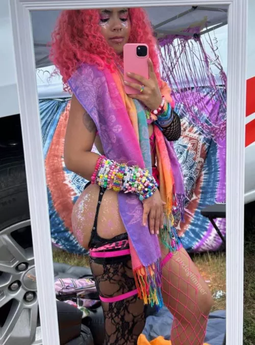 Ended the night wearing only a pashmina and glitter on my ass 😌