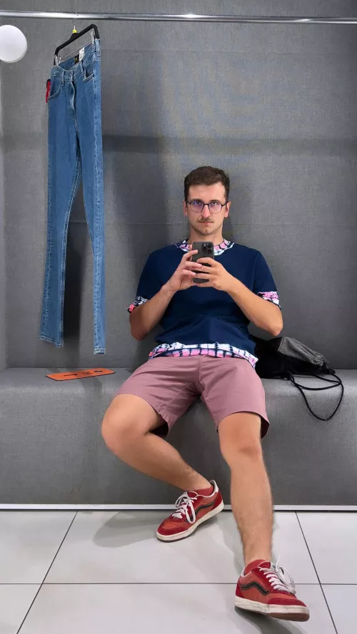 spontaneous selfie in the fitting room 😄