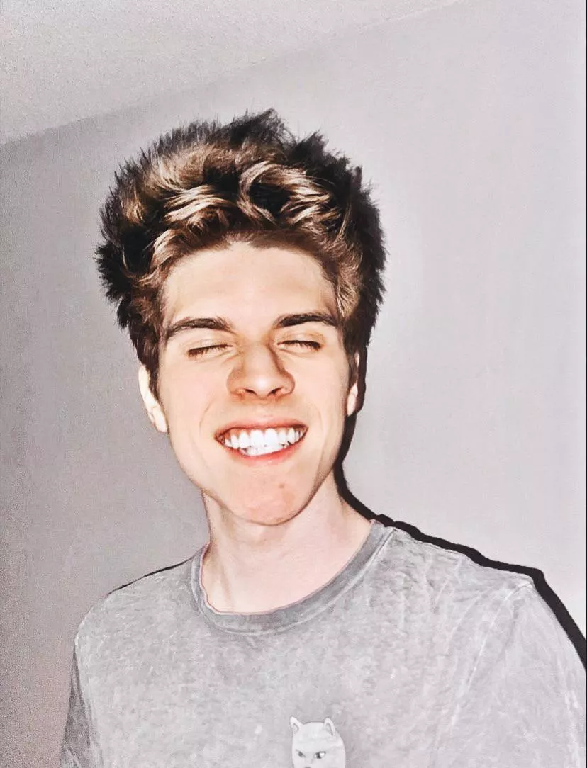 this is the smile of someone currently deranking to bronze 🙂‍↔️