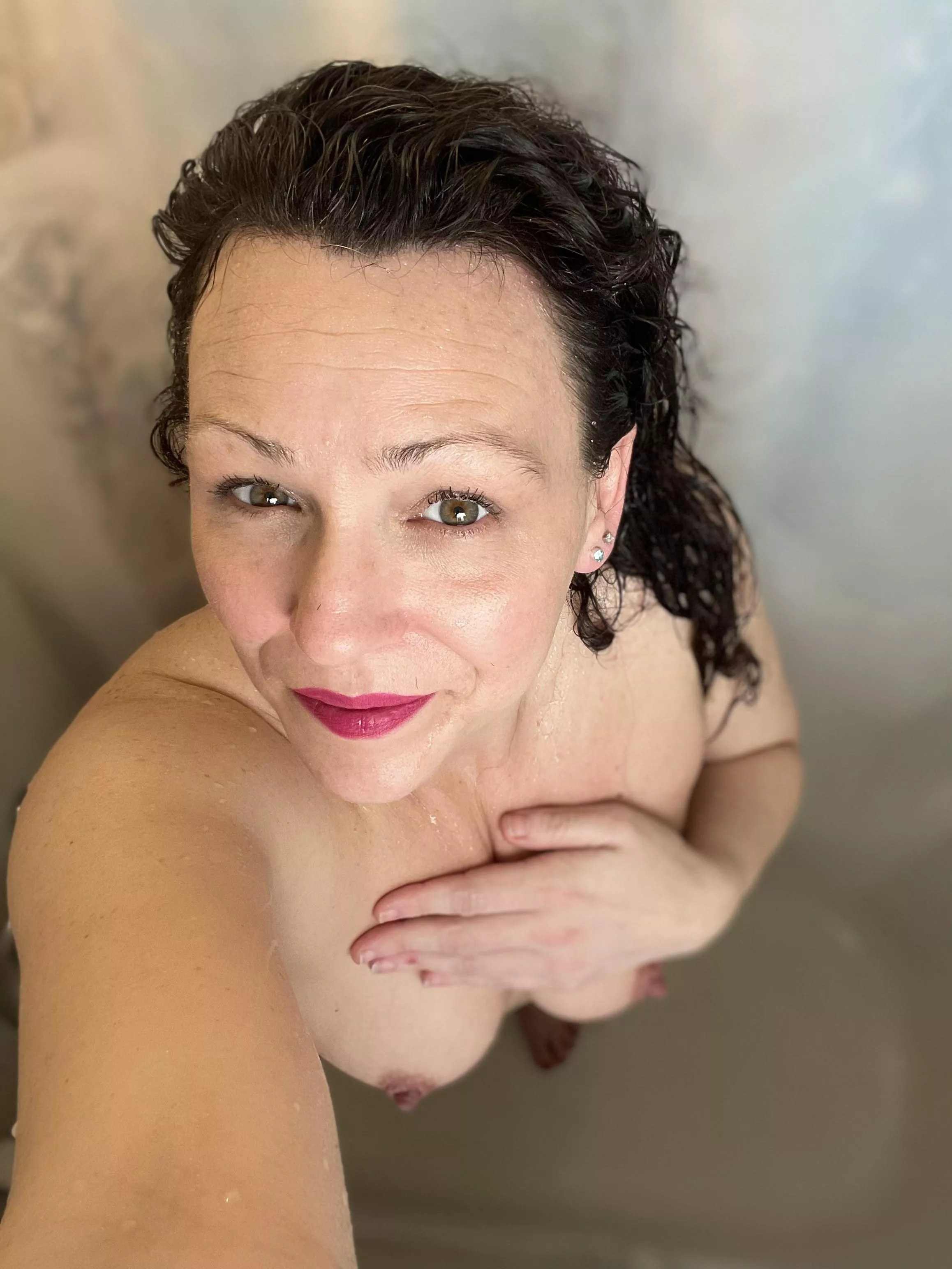 This Milfie next door is ready to play