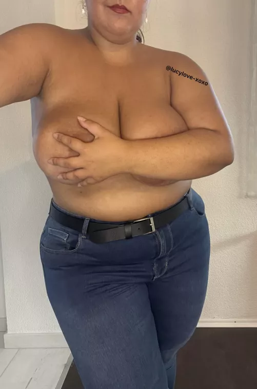 Are you into curvy girls in jeans?