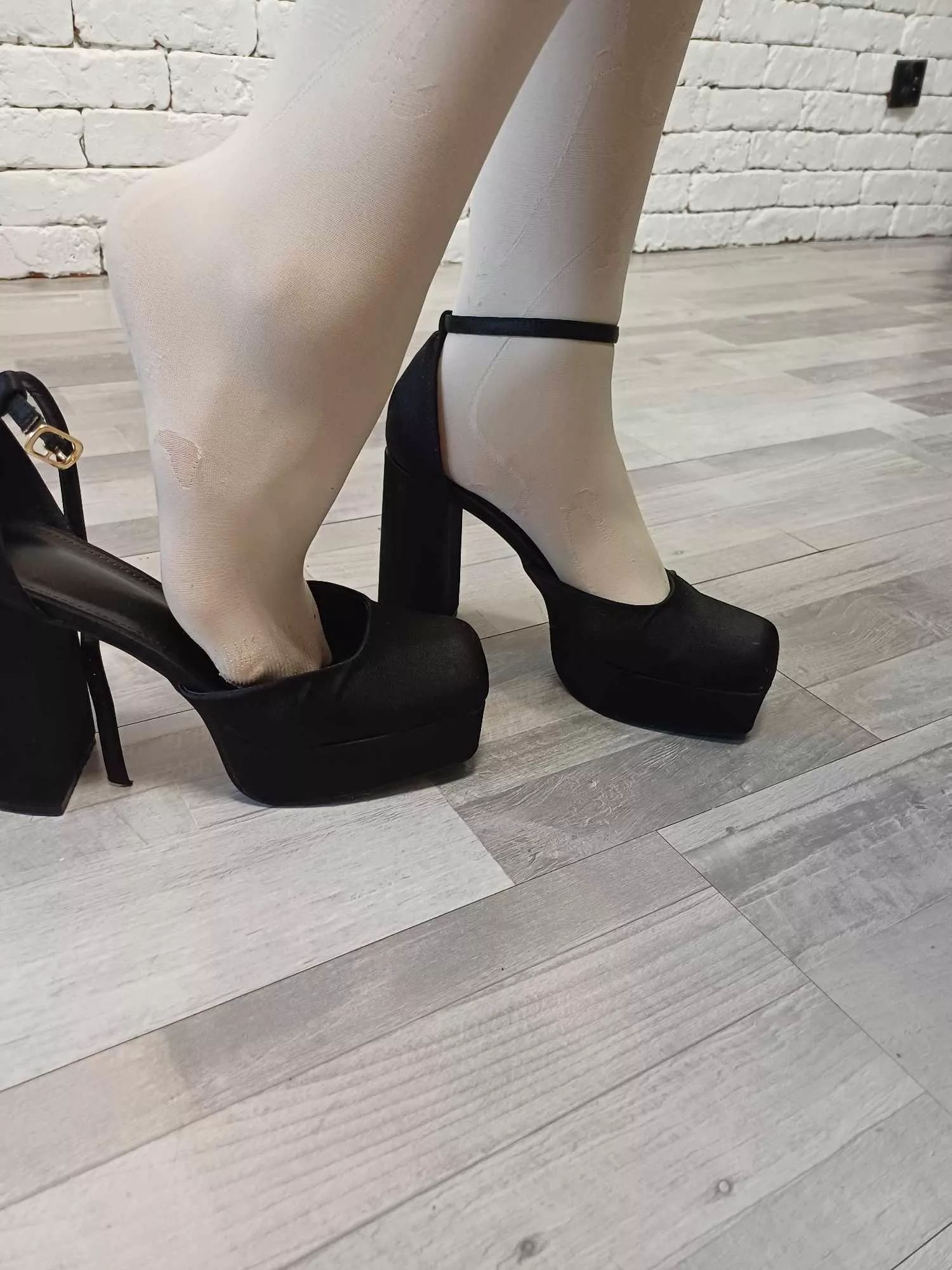 Can you imageint what they might smell like after a long day? 😈😋