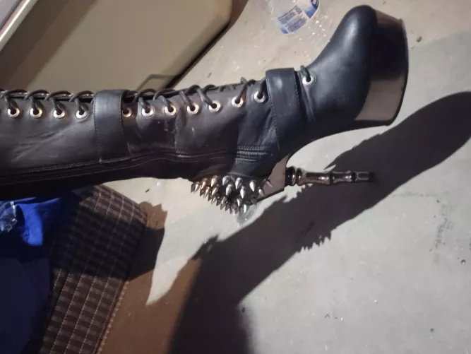 Lick this goddesses boot 
