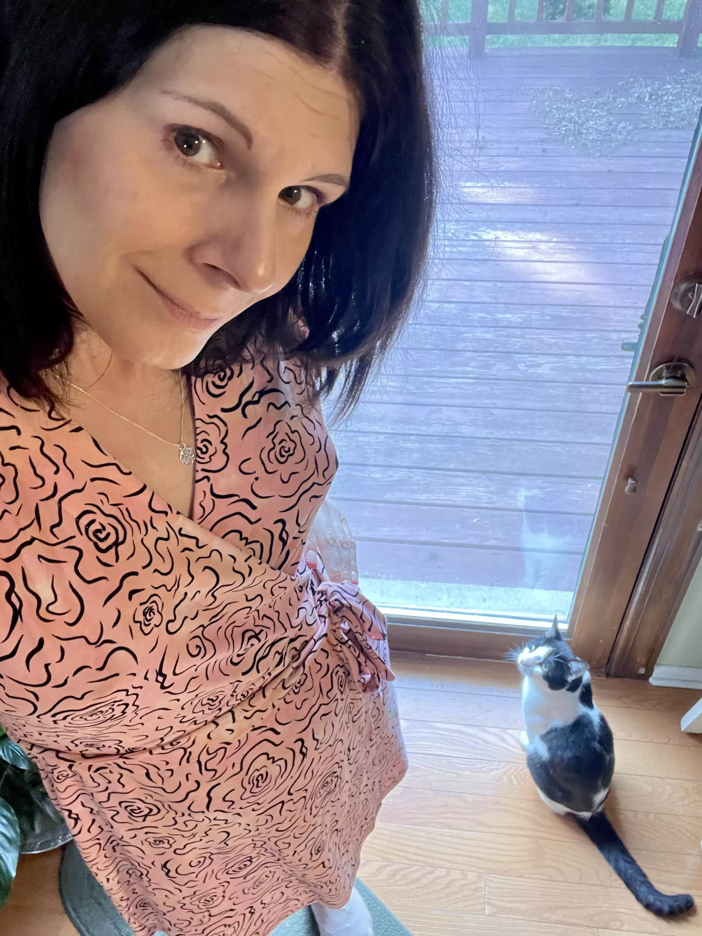 This pink and black abstract rose pattern is one of the most flattering dresses on me 🩷42F 