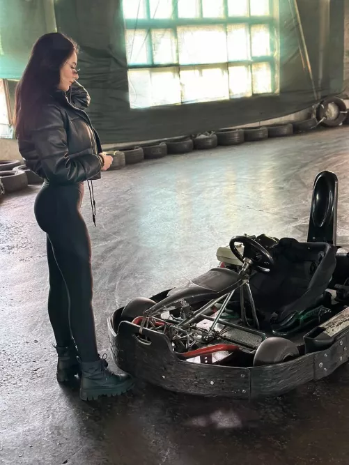 And today I'm on the drift go-kart, wearing my favorite leggings. Would you like to come with me?