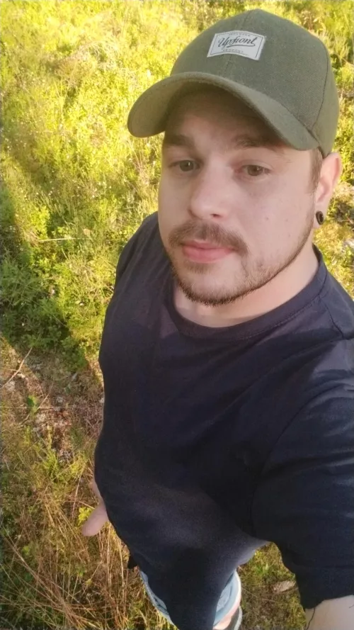 Bi-curius 27, out in the forest anyone wanna fuck me?