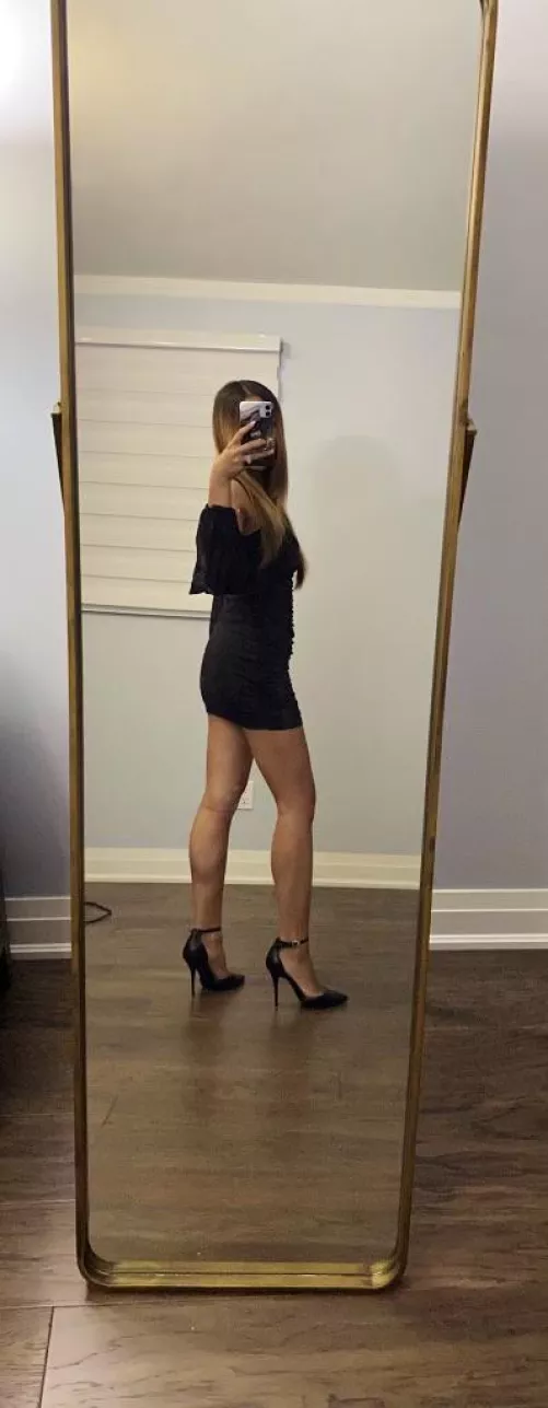 Does this tight dress show enough legs? 