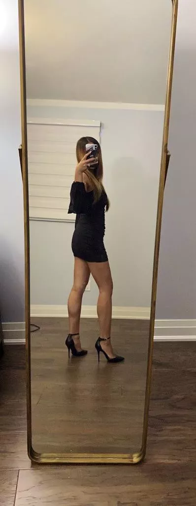 Does this tight dress show enough legs? 