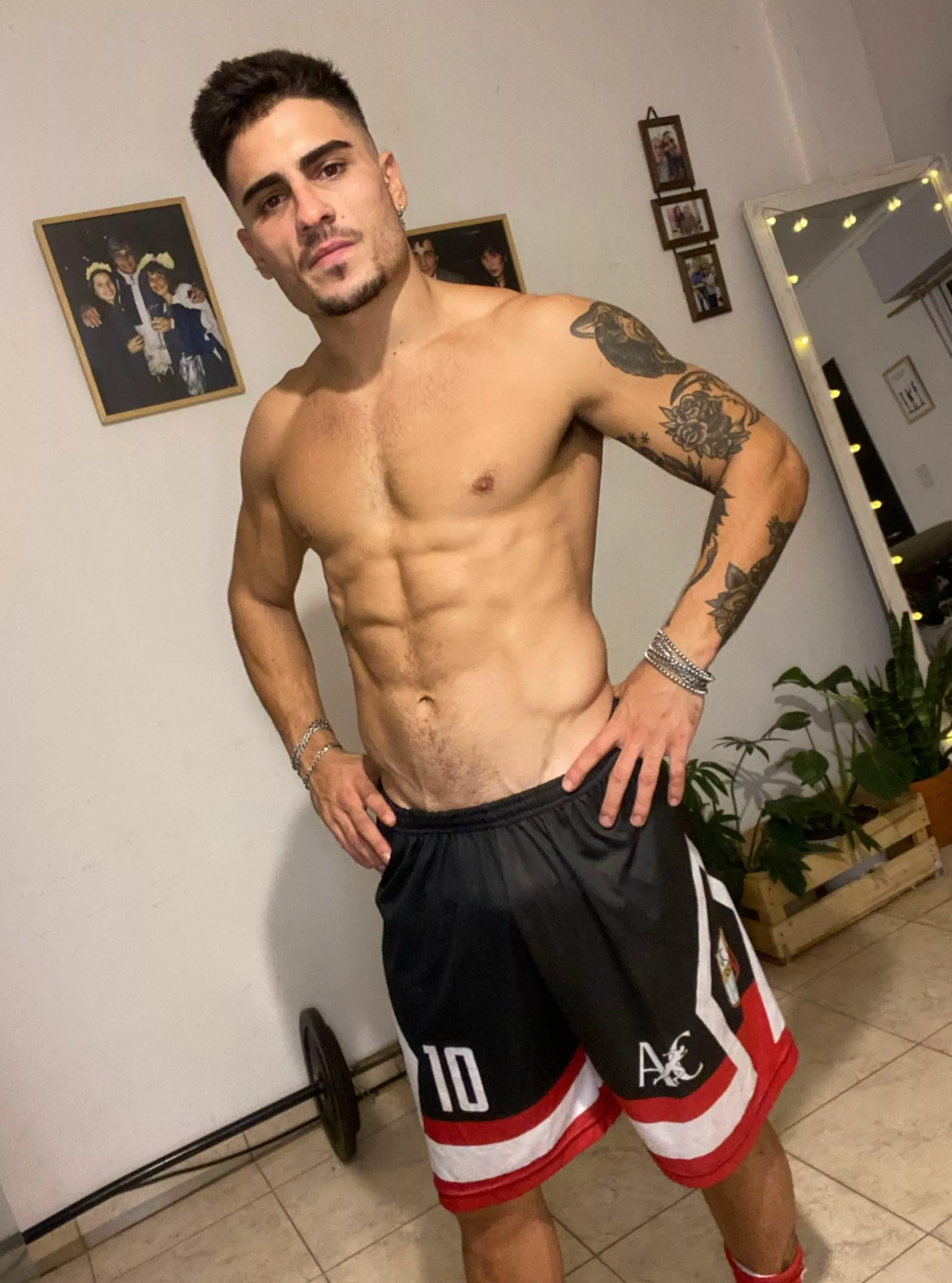 [24] How do you like your abs?