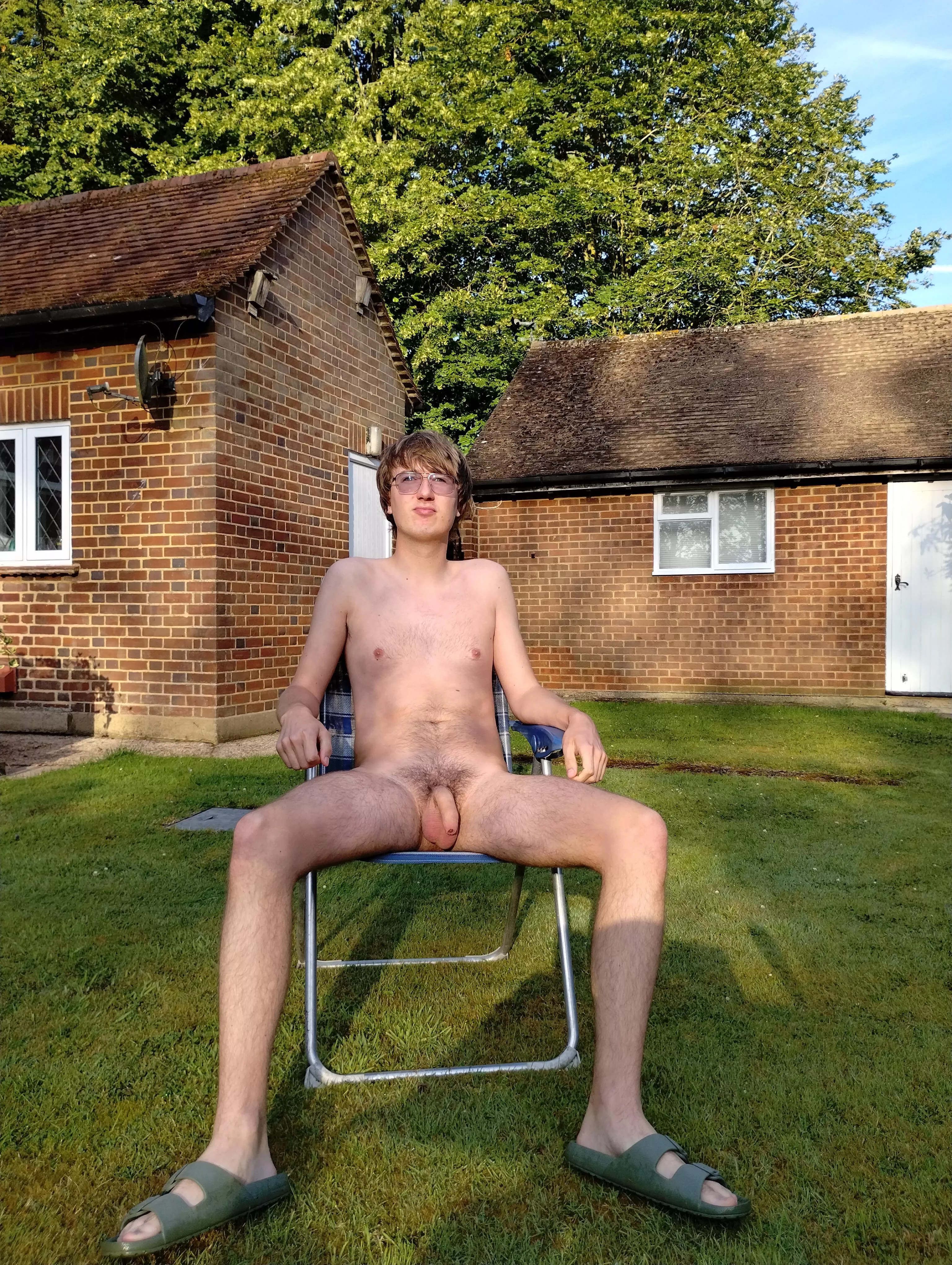 anyone else from a nudist home? 🌿