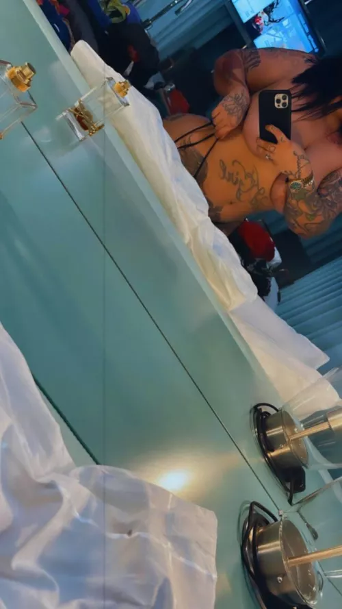 Come be naughty with me and eat my pussy
