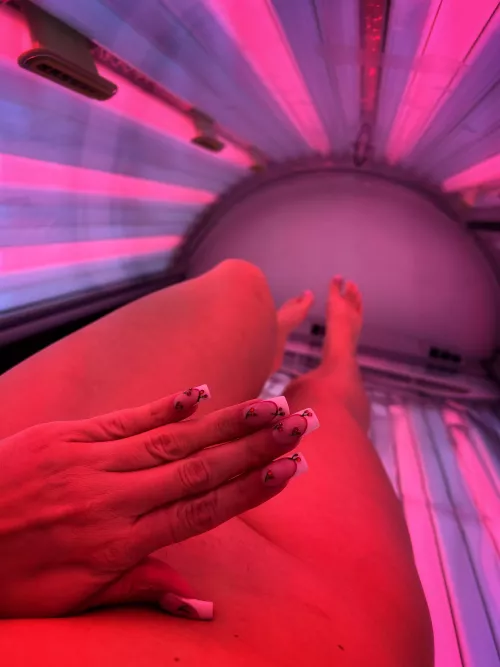 Do you like my nails ? My toes match 😉