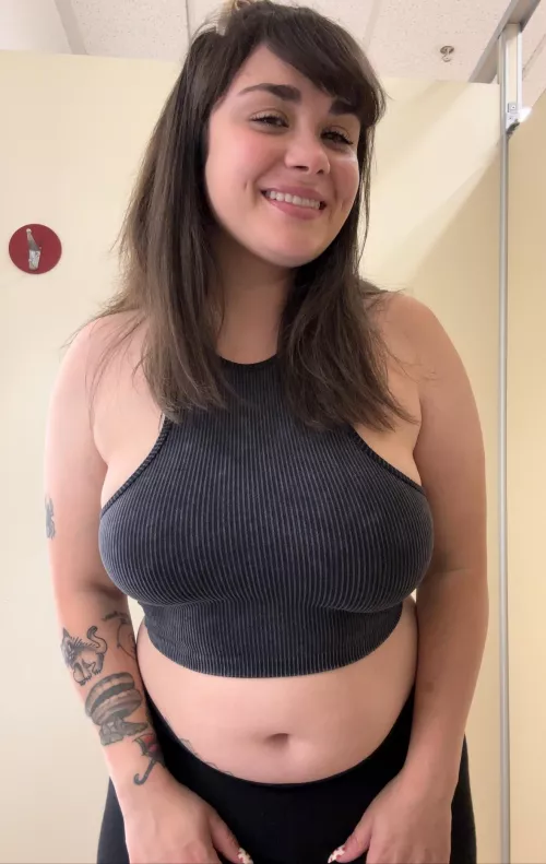 Follow me into a fitting room and play with my pussy