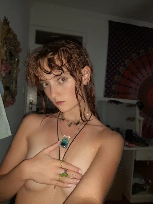 fresh out the shower needing ur hands on my necklace