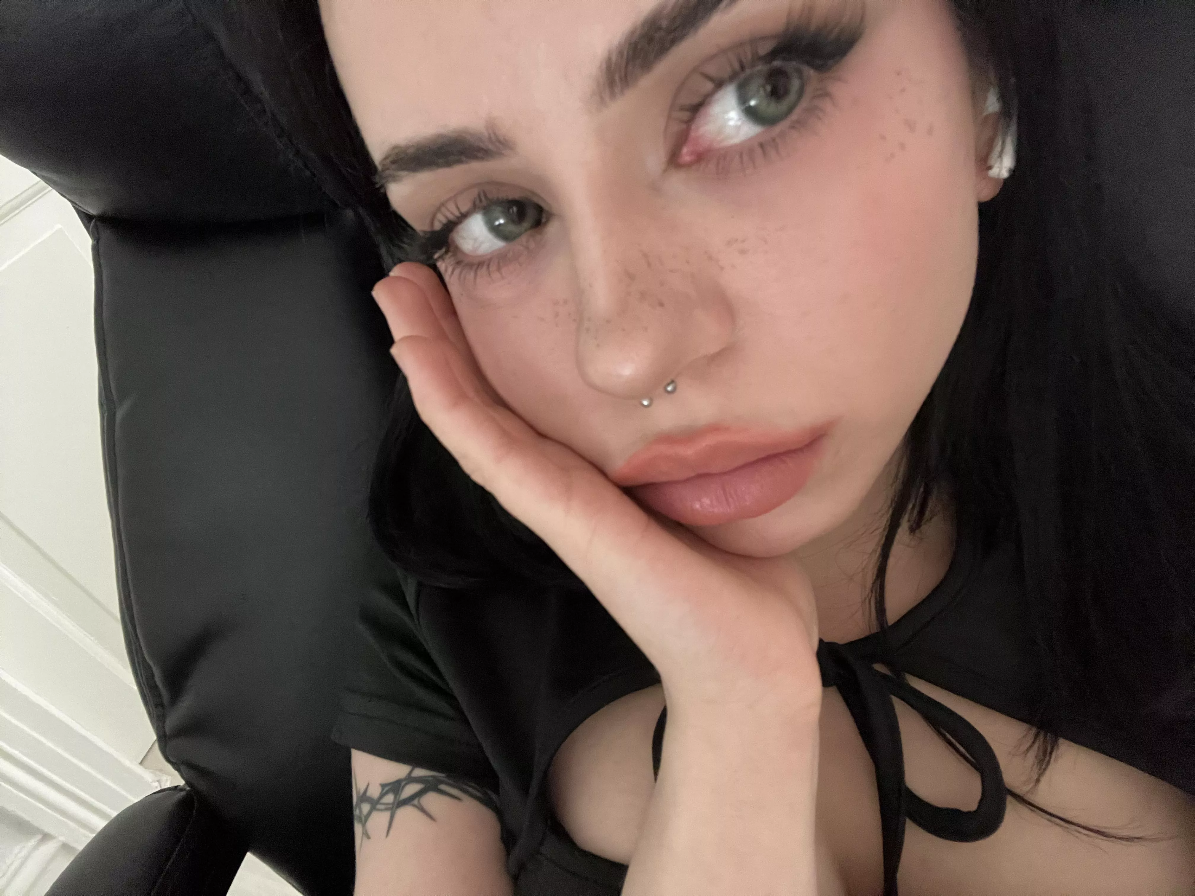 Here's a selfie from a 19yo slut.