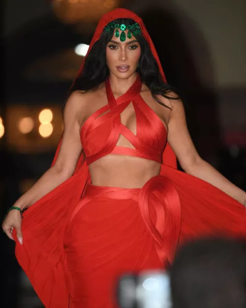 She looks so sexy in red. 