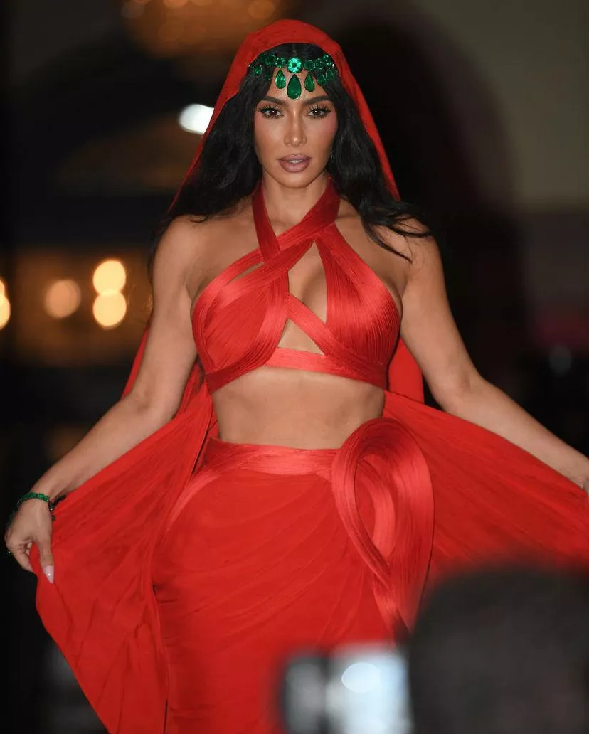 She looks so sexy in red. 