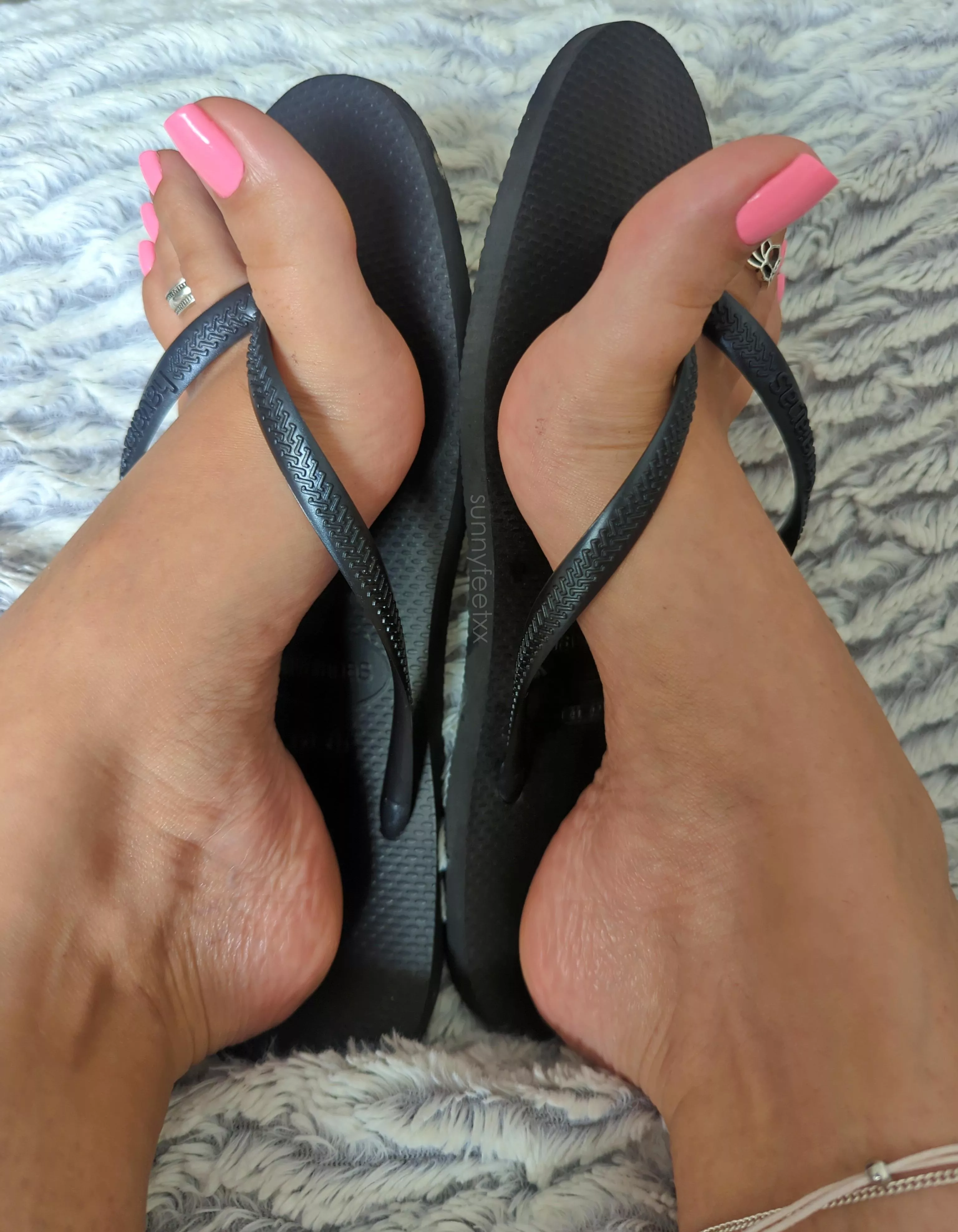 The black Havaianas always make the pedi POP 🌸