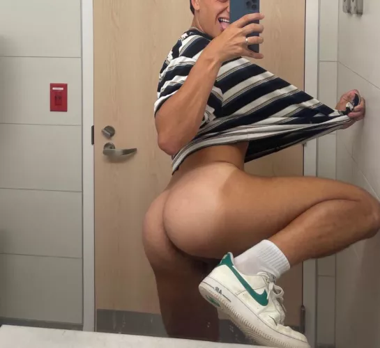 20 str8 Frat bro with Fat Ass looking for BWC tops only add me @ jaxonn330