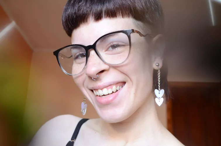 glasses, freckles, short hair, septum, an addictive combo 