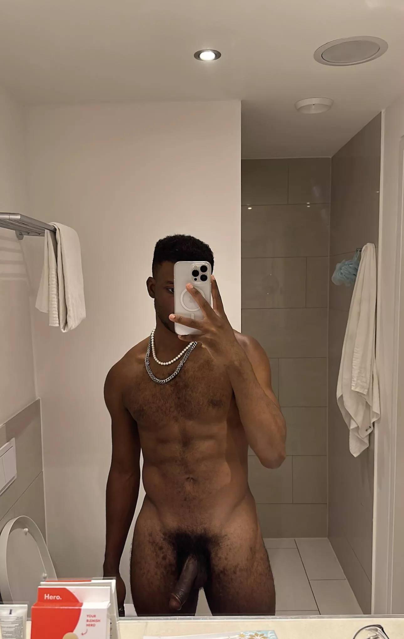 22 horny str8 bro.. wanna experiment so hmu.. @awardguy24