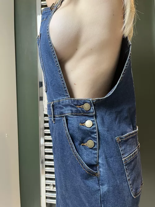 arms up gives a great view of the sideboob 