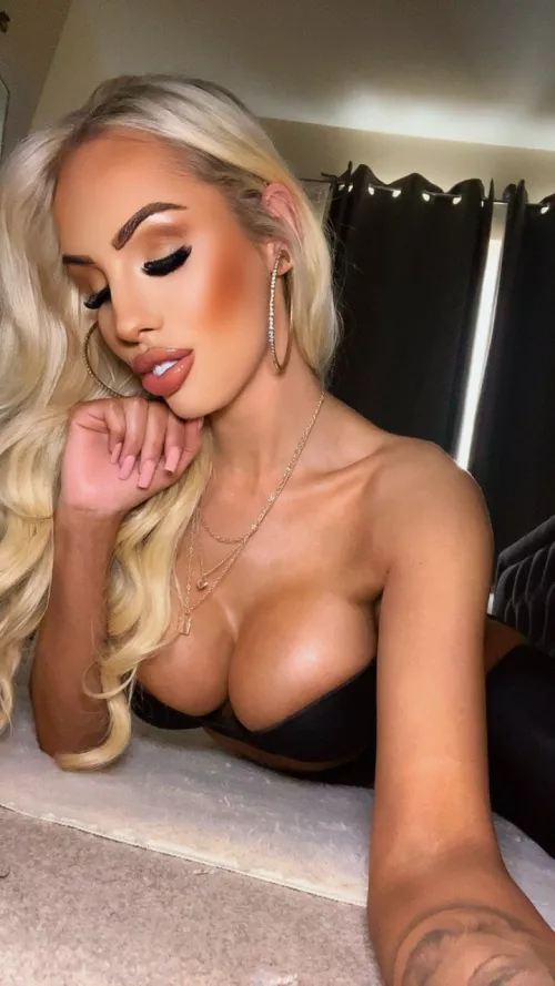 I want it right here, now fill this bimbo up. 