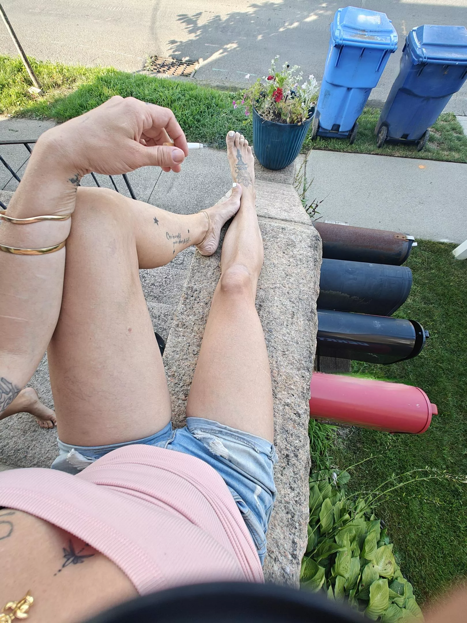 Morning bogie ... Do you think the guys working on the road will be distracted?