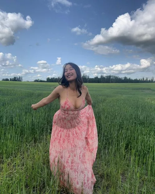 Some nice cleavage from Santina (BBCAN11)