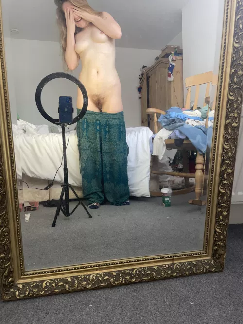 The sun is officially out here in southern England 🏴󠁧󠁢󠁥󠁮󠁧󠁿 time to get my little titties and ginger bush out! 